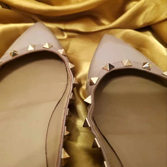 Valentino | Nude Rock Stud Ballerina Flats w Pointy Toe Patent Leather - 8.5 - Picture 7 of 15
